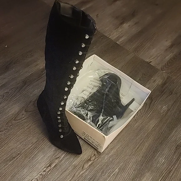 Boot - Picture 2 of 3